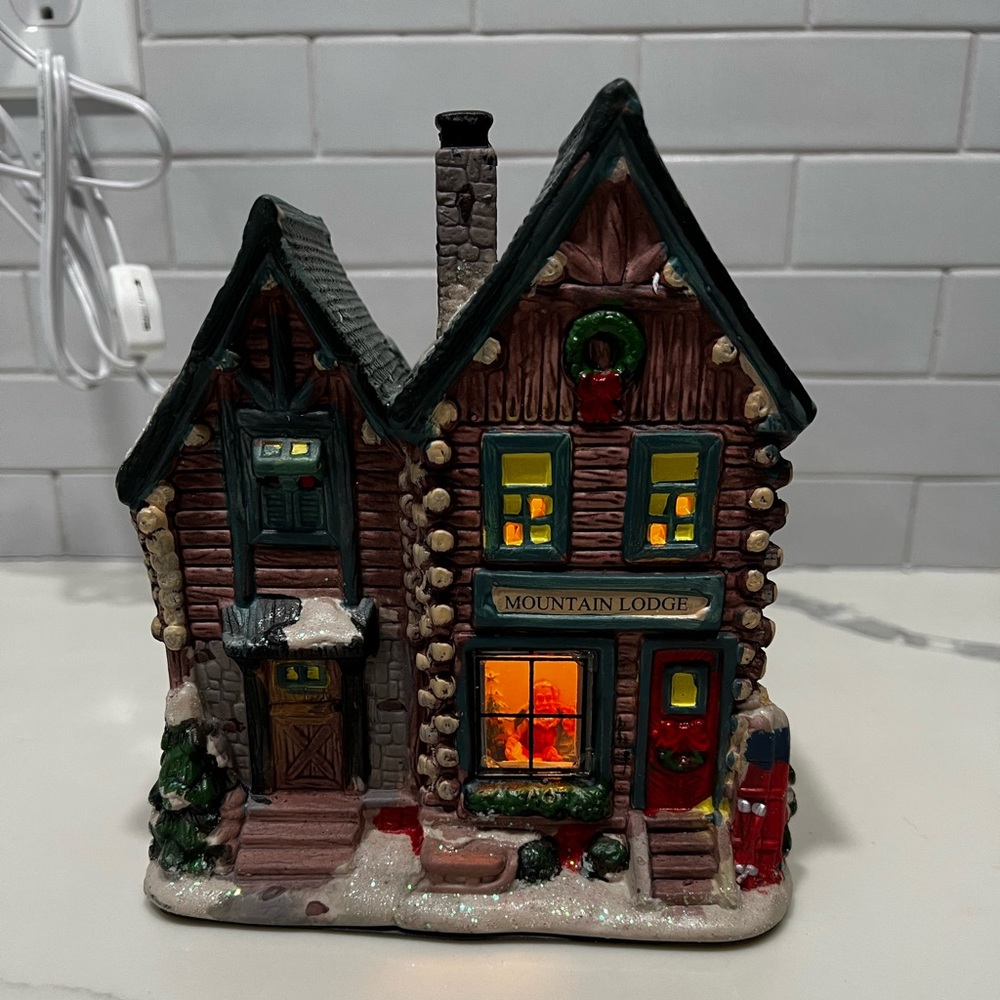 LIGHTED PORCELAIN MINI CHRISTMAS "MOUNTAIN LODGE"